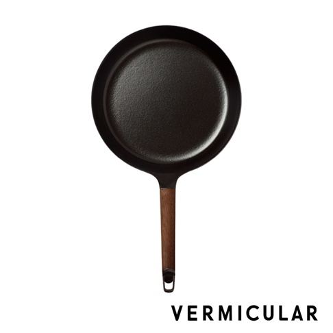 日本製黑色琺瑯鑄鐵平底深鍋，配有木質手柄，鍋身為圓形，尺寸為28公分。