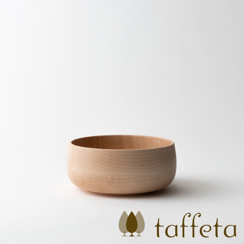 淺色天然楓木製成的圓形沙拉碗，質樸紋理清晰可見，碗口寬闊，底部圓潤，適合盛裝食材。