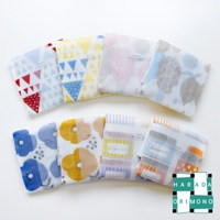 展示七款不同花色、輕薄的七層紗疊織方巾，包含幾何圖案、花卉圖案及條紋圖案，顏色有藍、黃、粉、灰、白等。