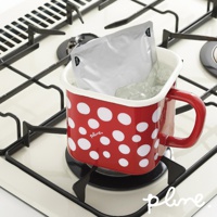 紅色琺瑯保鮮罐，帶有白色圓點圖案，罐身有紅色把手。罐內盛有水，並浸入一個銀色包裝袋。保鮮罐置於爐灶上。