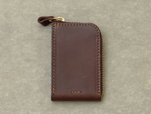 職人手作深棕色皮革卡片鑰匙包，全包式拉鍊設計，側面有金色拉鍊與皮革拉環，車線為淺棕色。