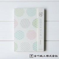 美濃和紙製福氣御朱印帳，封面以白色為底，印有綠色、藍綠色、紅色、灰色等多種色彩的吉祥圖案，圖案以圓形分區，包含波紋、網格、菱形等設計。右側書寫著「GOSHUIN」字樣及日文「吉祥もよう」，並有「FUKU」標誌。