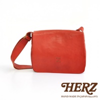日本製HERZ職人手作皮革軟皮橫式斜背包，採用紅色皮革製成，包身帶有縫線Z字Logo，搭配可調節的長背帶。
