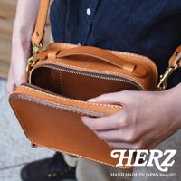 職人手作日本HERZ皮革兩用小方包，展示柔軟的觸感和精緻的車縫細節