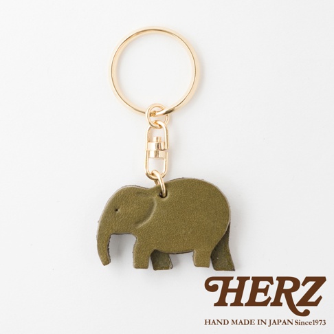 職人手作皮革大象造型鑰匙圈，採用綠色皮革製作，搭配金色金屬掛環與扣環，展現簡約質感。