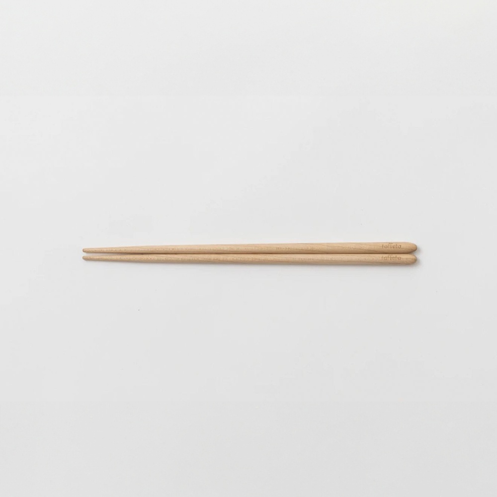一雙 21 公分長、淺棕色原木材質的圓筷，筷身光滑，末端有品牌標誌。
