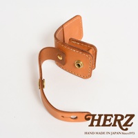 職人手作皮革原子釦型腰間小物收納包，淺棕色皮革，雙層結構，附有兩個黃銅色原子釦，用於固定或懸掛。