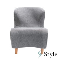 灰色布藝美姿調整座椅，帶有木質椅腳，椅背和椅座皆為一體成形設計。