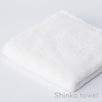 Landwell Hotel 泉州精繡長纖匹馬棉浴墊，純白色，質地柔軟，邊緣有精緻的繡花細節，呈現簡潔大方的質感。