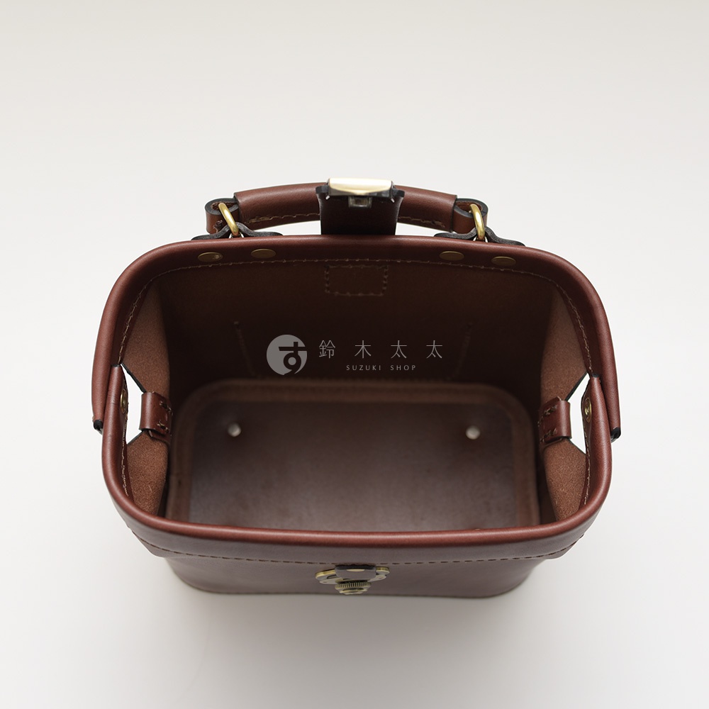 職人手作皮革方型迷你醫生包，棕色皮革，正面有金色鎖扣，頂部有提把和金屬裝飾。