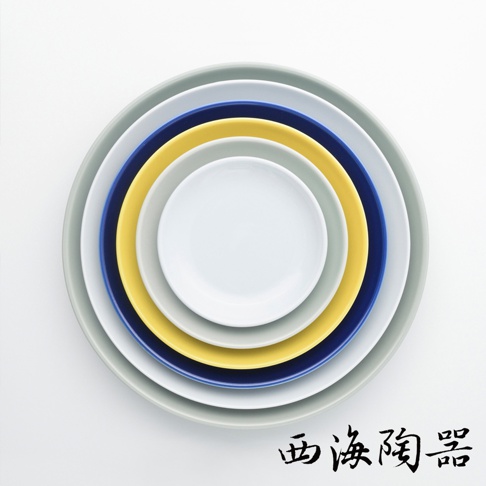 波佐見燒 Common 陶瓷料理盤，共四色疊放，最內層為白色，依序為淺灰色、亮黃色、寶藍色及最外層的淺灰色。