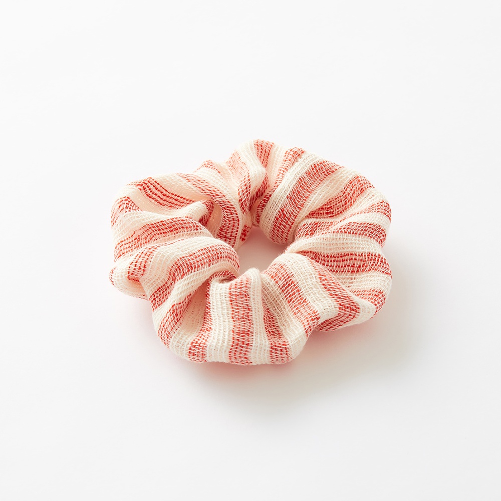 今治有機匹馬棉雙色彈力髮圈，米白色底布搭配紅色細條紋，材質輕柔有彈性。