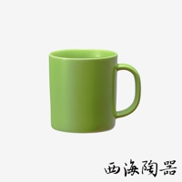 綠色陶瓷馬克杯，330ml容量，帶有圓弧形杯柄。