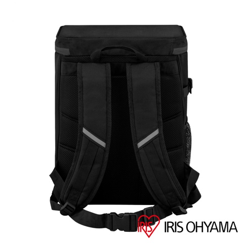 IRIS OHYAMA防災避難包的背影視角，展示這款黑色後背包的背面設計。包體採用透氣網眼材質背板，搭配寬版加厚的可調整肩帶，並設有反光條以提升安全性。背包底部附有腰部固定扣環，兩側則有網袋及固定帶，整體呈現簡約且功能性的戶外避難裝備風格。