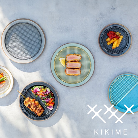 展示了兩款美濃燒瀝油餐盤，一款為淺灰色盤面配黑色瀝油網，另一款為淺綠色盤面配金色瀝油網，盤中擺放著炸物或烤肉。