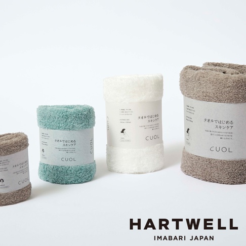 三條 CUOL 今治柔彈低摩擦美肌浴巾，分別為淺綠色、白色和灰褐色，皆以絨毛質感呈現，並帶有日文產品標籤。