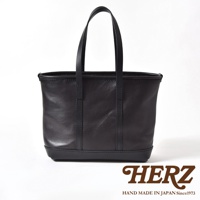 職人手作皮革經典托特包 T-9 L，黑色，簡約方形設計，配有雙提把，質感皮革材質，呈現經典俐落風格。