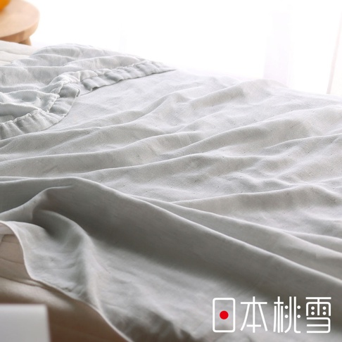 淺灰色二層紗半毯，材質輕柔，表面有細微紋理，邊緣有褶皺設計。