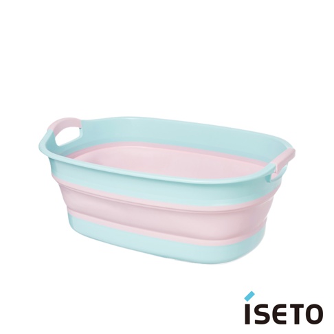 一個可伸縮的橢圓形浴盆，外層為淺藍色，內層為粉紅色，兩側有粉紅色提把，由塑膠材質製成。