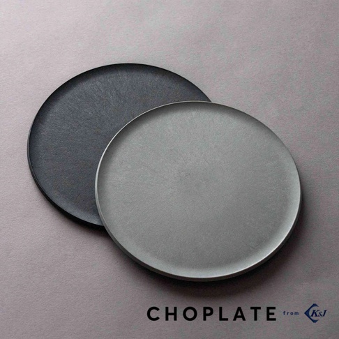 兩張一深一淺的圓形 CHOPLATE 兩用砧板盤重疊擺放，盤面呈現簡約洗練的霧面質感，放置於灰色背景上，下方標示有 CHOPLATE 字樣及品牌標誌。