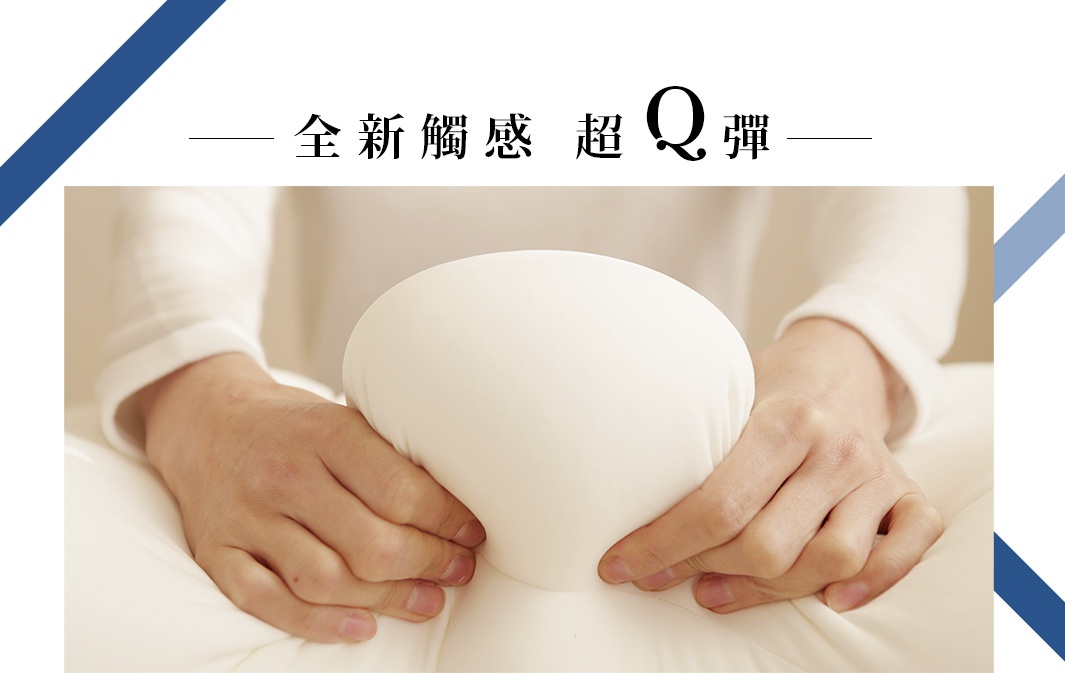 雙手按壓白色枕頭，展示其柔軟彈性，枕頭材質似為記憶棉或蓬鬆填充物，外部可能為針織或滑順布料。