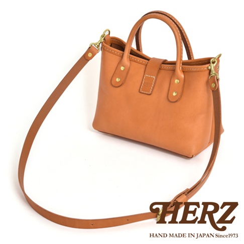 職人手作皮革迷你托特包，焦糖色，附可拆卸斜背帶，金屬釦件，簡約設計。