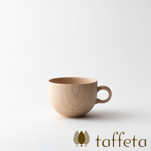 一個淺木色楓木茶杯，帶有圓形手柄，呈現自然木紋。