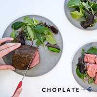 CHOPLATE兩用砧板盤，灰色，直徑22公分，盤中盛有切好的烤牛肉塊與沙拉。