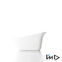 白色RETTO曲面一體簡約方形浴室舀水盆，材質厚實，邊緣圓潤，造型流暢，底部穩固，背景純淨。