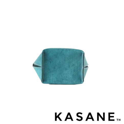 北海道KASANE 職人手作義大利Margot皮革迷你托特包 No.45 藍綠色，從底部視角拍攝。