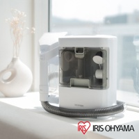 白色 Iris Ohyama 寬頭版織物清潔機 RNS-301B，配有透明集塵盒和灰黑色波紋軟管。