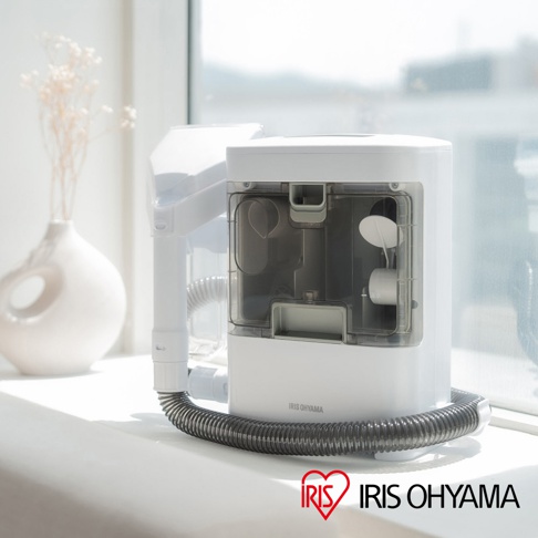 白色 Iris Ohyama 寬頭版織物清潔機 RNS-301B，配有透明集塵盒和灰黑色波紋軟管。