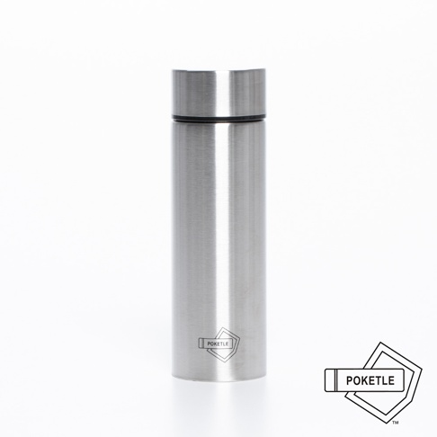 一個銀色拉絲不鏽鋼材質的長條形保溫杯，帶有黑色密封圈和銀色瓶蓋。杯身上印有「POKETLE」的菱形標誌。