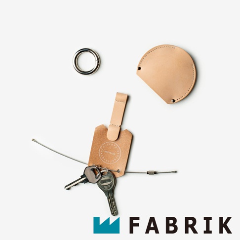 FABRIK 皮革鑰匙圈組合，包含圓形金屬環、扇形皮革收納袋及掛有兩把鑰匙的皮革吊牌