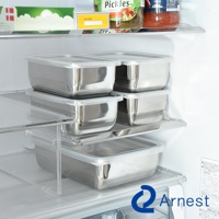 Arnest 不鏽鋼多功能濾網保鮮盒3件組-1/4尺寸，內含調理盤、濾網和透明蓋，適合食材備料及保存。