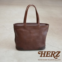 職人手作皮革Organ肩背拉鍊托特包，經典方正包型，搭配雙提把設計，包身呈現自然垂墜感，底部有加厚皮革，整體散發復古沉穩氣息。