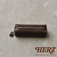 職人手作皮革Organ箱型收納筆袋，採用深棕色皮革製成，設有金色拉鍊及拉環，簡約箱型設計，適合收納筆類文具。