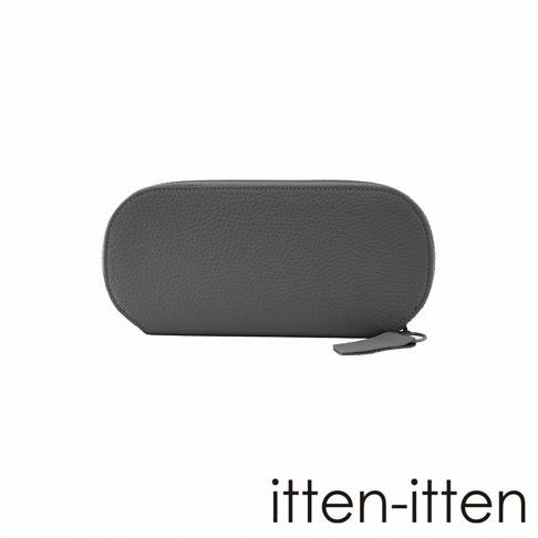 itten-itten 義大利皮革圓角長夾，呈現灰色紋理皮革，並帶有同色系拉鍊與小掛飾。