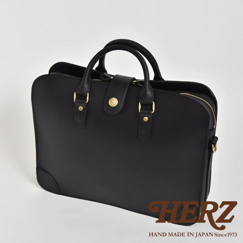 黑色職人手作皮革三層收納兩用商務公事包，具有金色五金配件和提把，皮革材質，簡約設計，適合商務場合。