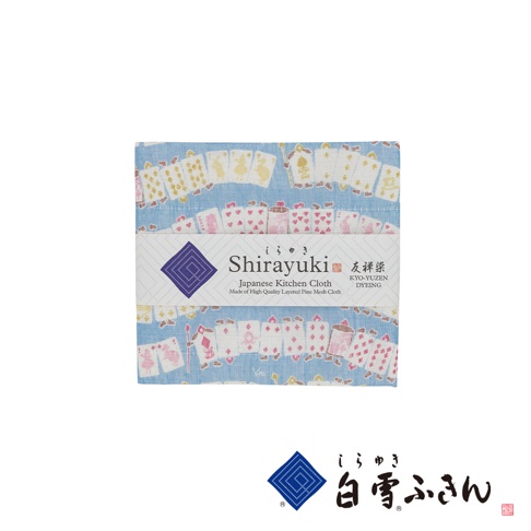 友禪染多用途白雪拭巾，淺藍色底布印有白色、粉色、黃色撲克牌圖案，材質為分層細網布。