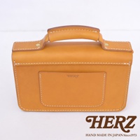 職人手作皮革經典兩用雙扣迷你單肩包，淺棕色，質感光滑的皮革材質，包面有縫線裝飾，正面有一個方形外袋，印有品牌Logo。