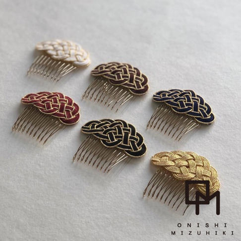 六款和風水引花結金絲髮叉，分別為白色、深棕、酒紅、深藍、黑色及金色，皆採用金屬梳齒，搭配編織精緻的水引花結。