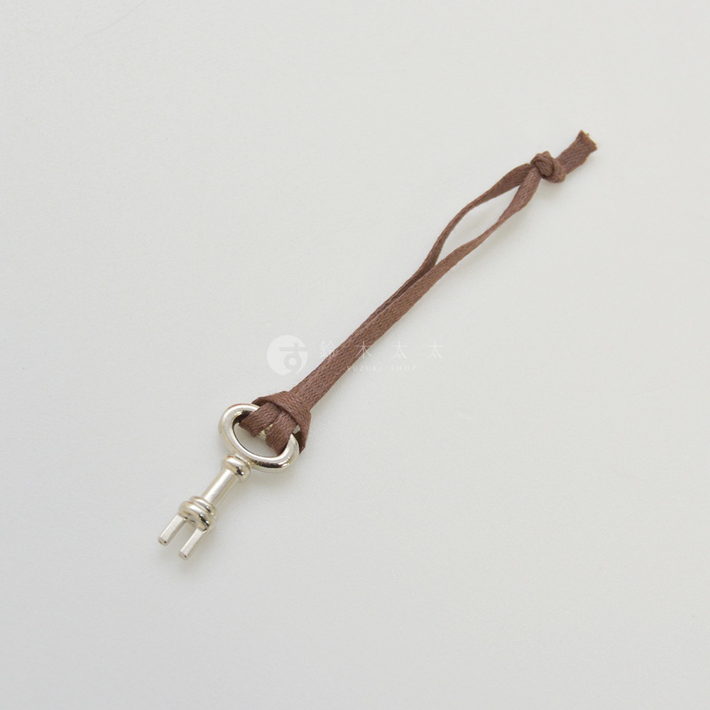 職人手作皮革長型迷你醫生包 CW-106 配件：銀色金屬鑰匙造型吊飾，搭配咖啡色編織繩。