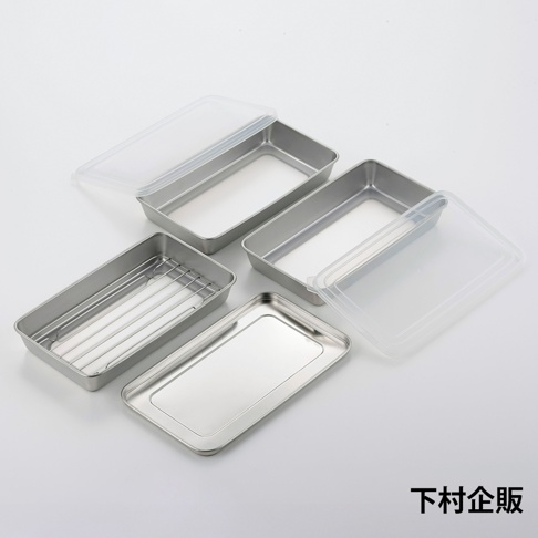 四個不鏽鋼方形調理盒，其中兩個配有透明塑膠蓋。其中一個調理盒內有金屬網架，另一個是獨立的扁平方形調理盒。