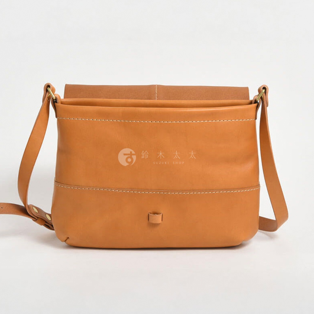 HERZ 職人手作細扣帶馬鞍包 CK-3，棕色皮革製成，包身有縫線裝飾，中央處有一小皮扣。