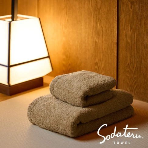Sodateru 品牌日式風格毛巾，以柔和燈光照射，營造溫馨氛圍。
