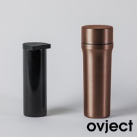 兩支三用保溫瓶，一支為黑色帶有細微顆粒紋理，搭配黑色方形瓶蓋；另一支為金屬質感銅色，瓶身光滑。