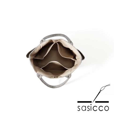 三河木綿刺子織手提托特包，灰色格紋外觀，內部米色襯裡，設有多個隔層，頂部有提把。