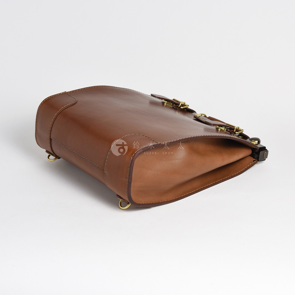 職人手作皮革復古口金後背包，棕色皮革，配有黃銅色金屬扣環和D型環，設計簡約，質感厚實。
