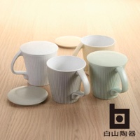 四個叉腰馬克杯，杯身帶有直條紋，分別為白色、淺黃色、淺灰色和淺綠色。其中有兩個杯子配有同色系的蓋子。